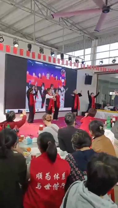 年終表彰聚會(huì)!