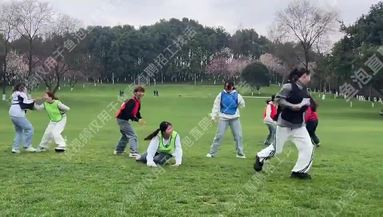 撕名牌